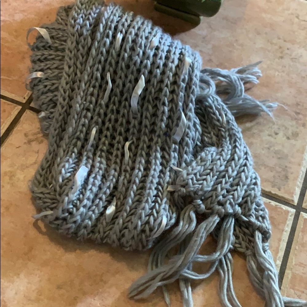 Fluffy gray Scarf with ribbon detail